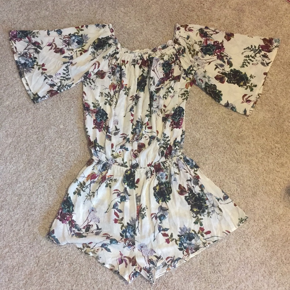 💕Last One!💕 Cream Floral Off the Shoulder Romper - Picture 2 of 5